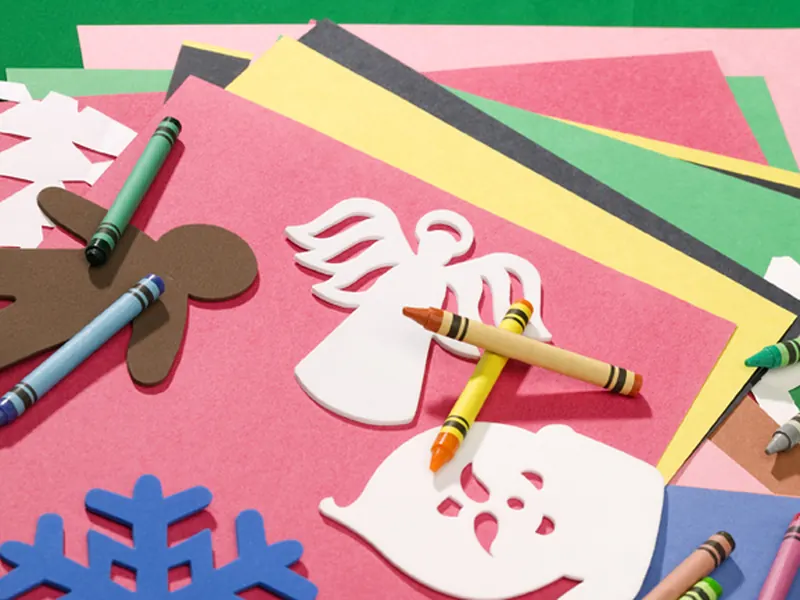 Papiers de couleur et crayons pour un atelier d'art
