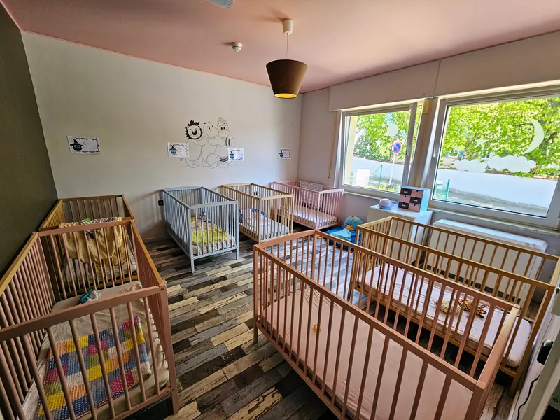 Un dortoir avec des petits lits