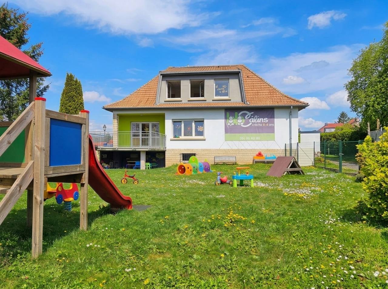 La crèche BB Câlins et son jardin avec des jeux de plein air à Aspelt