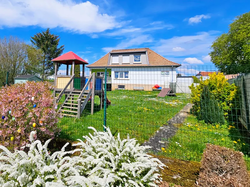 Le jardin clos avec la cabane, le toboggan et la maison