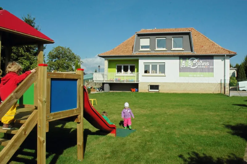 La maison de la crèche et son jardin, avec la cabane et le toboggan