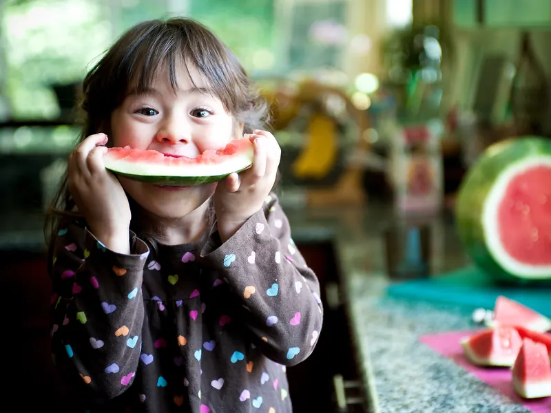Une petite fille mange de la pastèque
