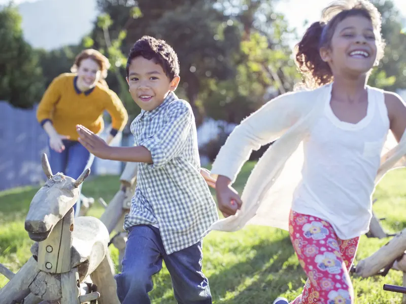Des enfants courent dans l'herbe