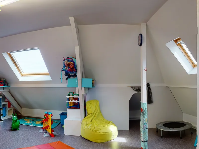 La salle de motricité sous les toits, avec ses tapis et son trampoline