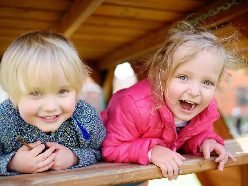 Deux enfants rient